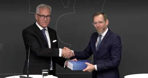 Jan Albert submits the interim report on strengthening future infection control to Minister for Social Affairs Jakob Forssmed